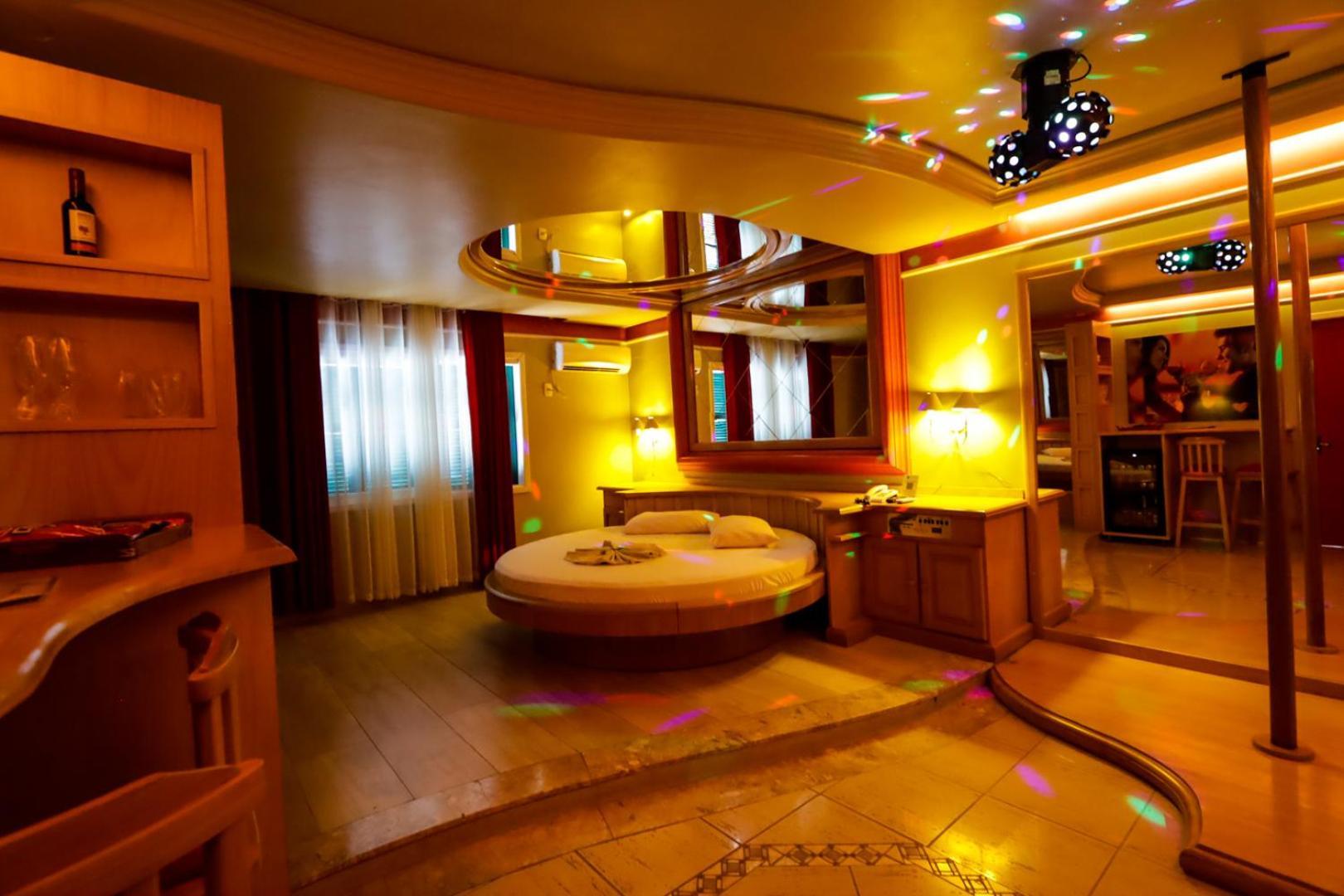 Motel Avenida (Adults Only) Грамаду Екстер'єр фото